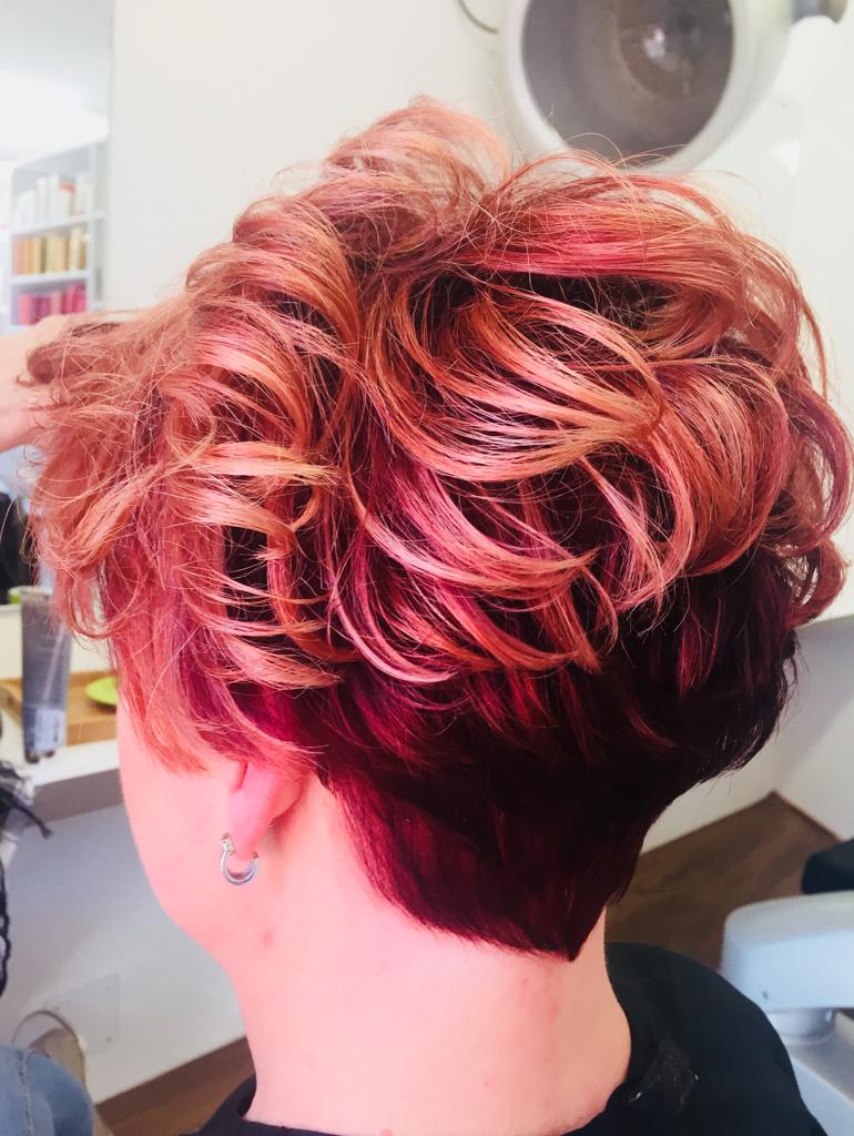 Frisur mit schönen Rottönen